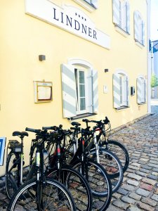 Mit dem E-Bike im Hotel für Kurzurlaub in Oberbayern