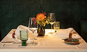 Gedeckter Tisch mit Blumenvase.