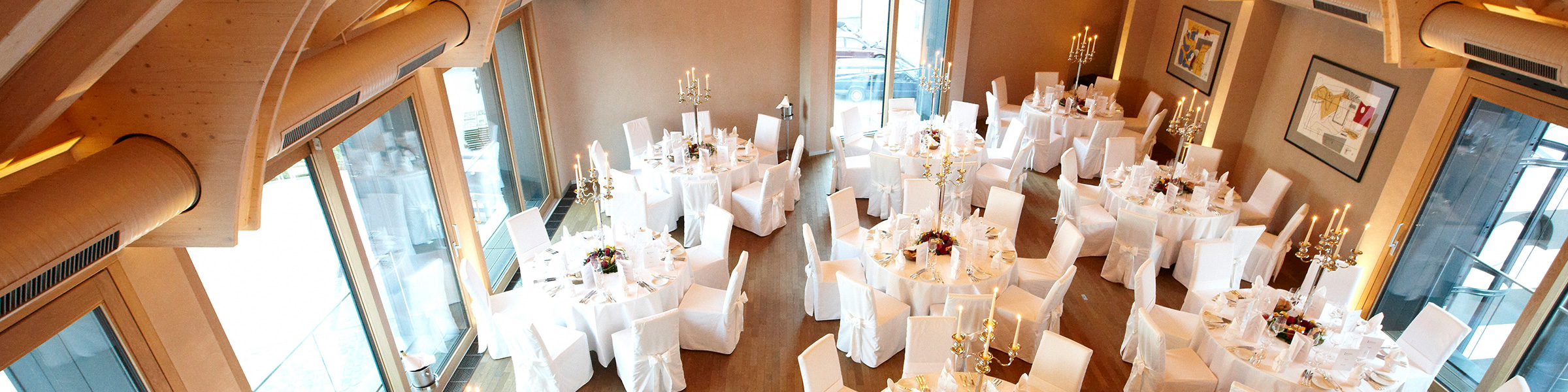 Hochzeitsempfang oder Event mit weiß dekorierten Tischen im Lindners Stad’l.