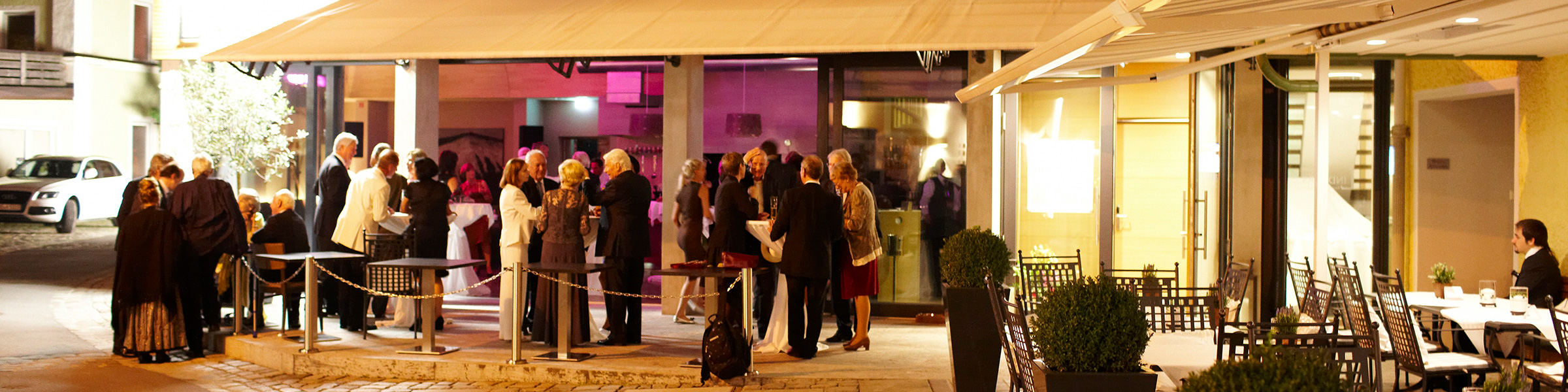 Empfang oder Event mit Menschen in Abendgarderobe vor dem Event Stad’l.