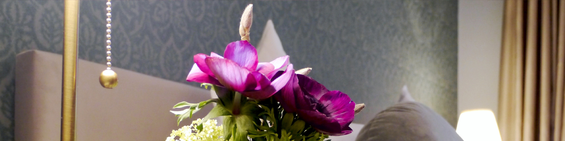 Blumenarrangement auf Tisch.