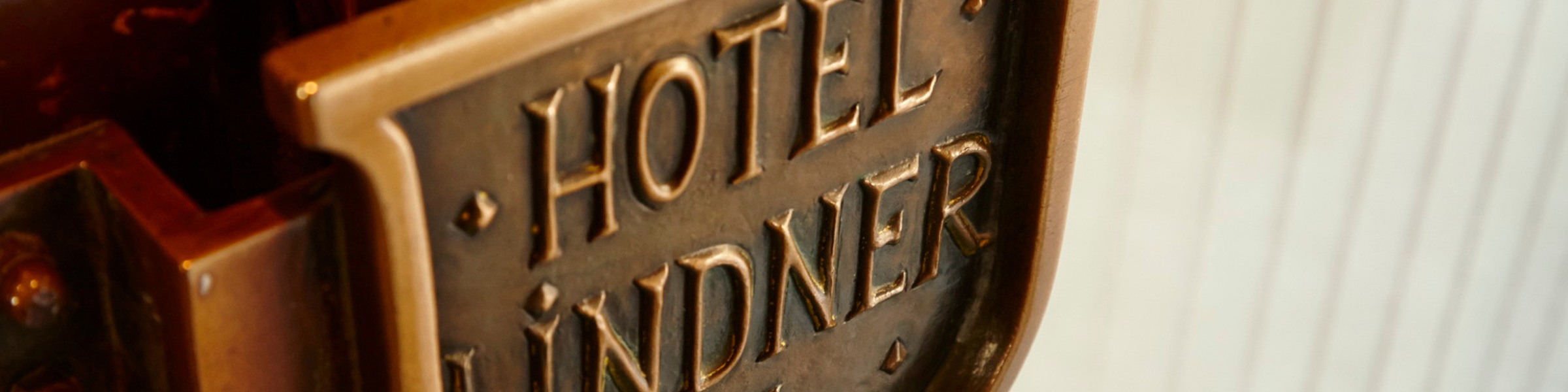 Hoteltürschild mit Schriftzug "Hotel Lindner".
