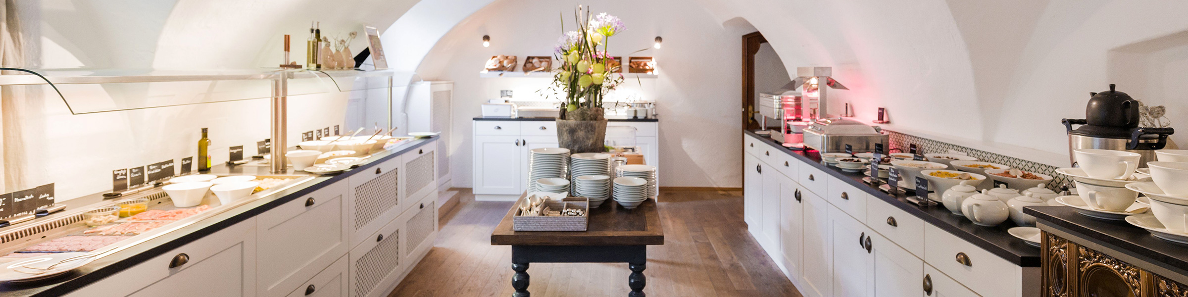 Angerichtetes Buffet im historischen Gewölbekeller