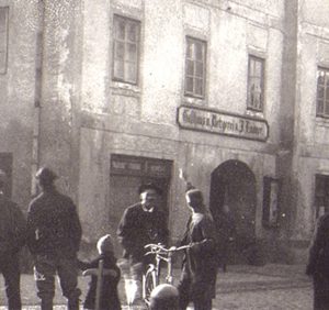Historisches Schwarz-Weiß-Foto des Hotel Lindner mit Personen davor.
