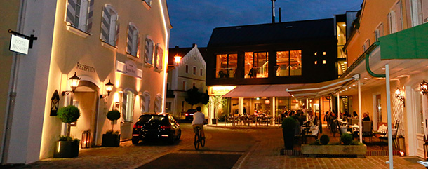 LindnerAllgemein Außenansicht des Hotels Lindner bei Nacht mit Beleuchtung.