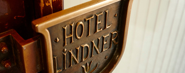 Lindner_Regional Hoteltürschild mit Prägung „HOTEL LINDNER“.