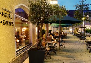 Außenbereich des Lindners Restaurant mit Pflanzen und Tischen.