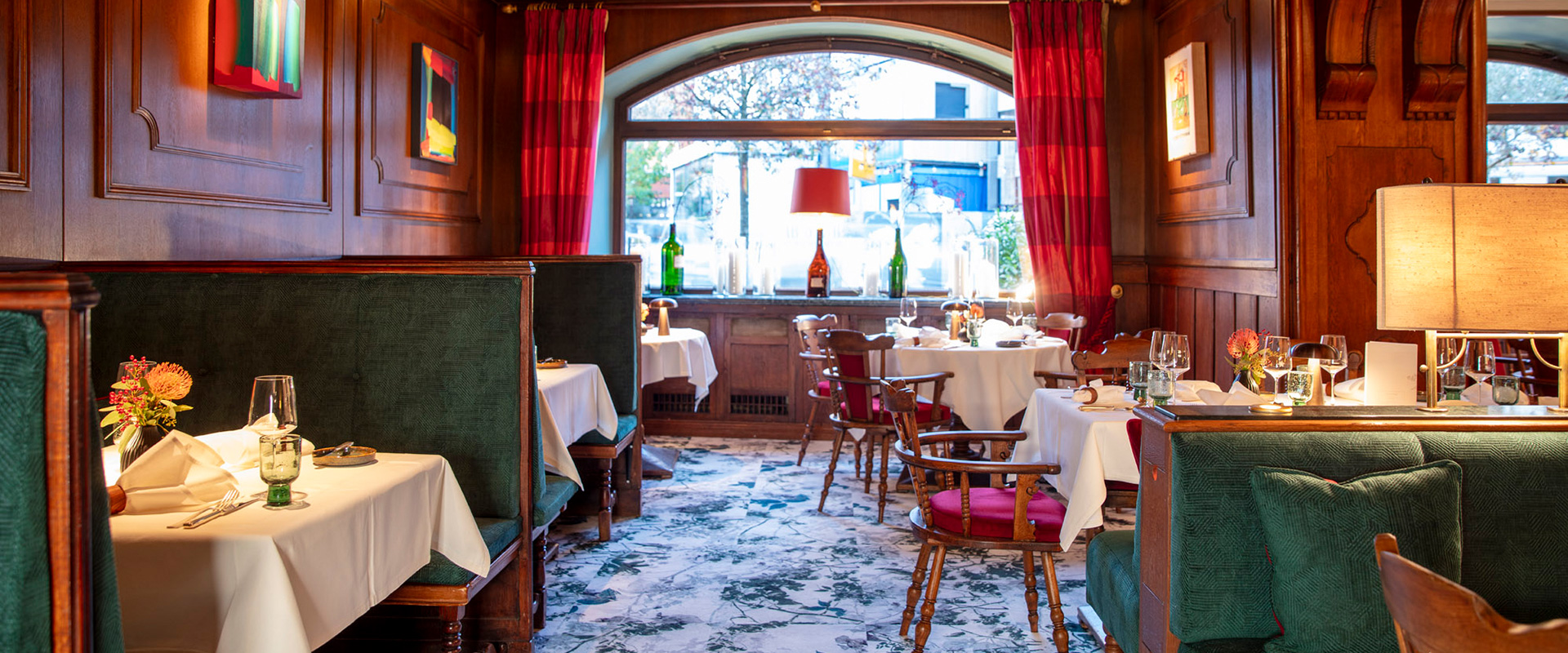 Restaurant Lindners Stub'n mit roten Vorhängen und großem Fenster