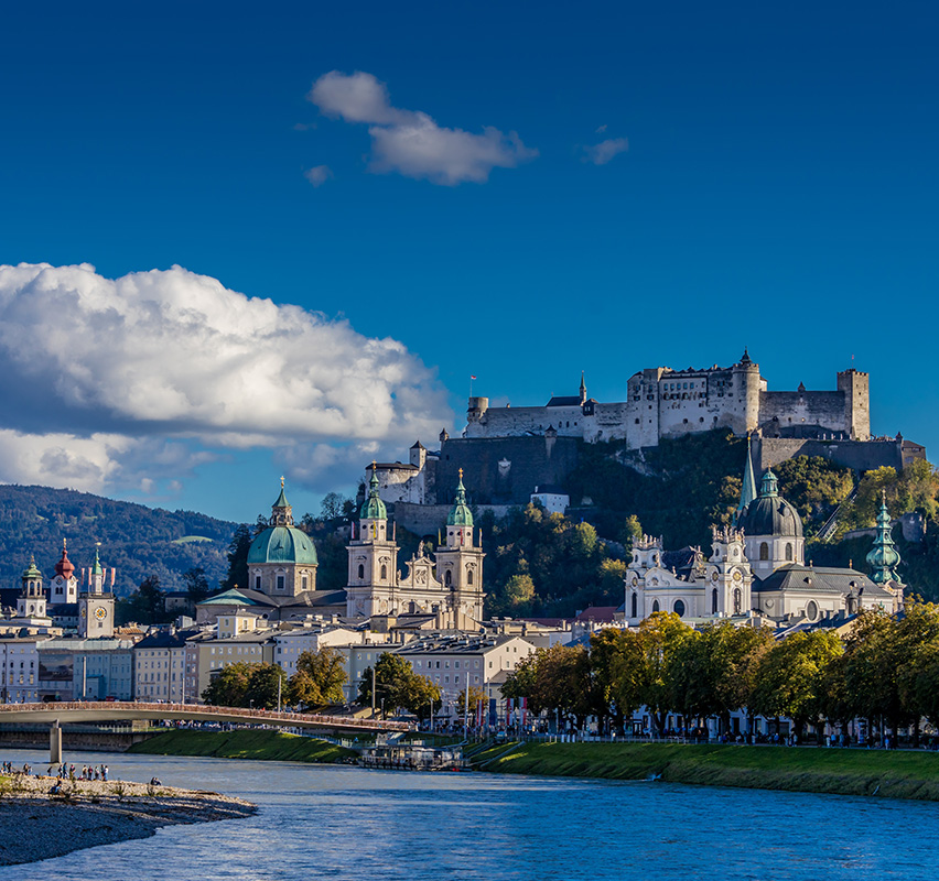 Panorama von Salzburg mit Festung und prunkvollen Gebauden.