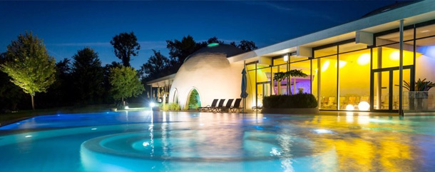 Therme Bad Aibling - Außenbereich mit Pool bei Nacht mit schöner Beleuchtung