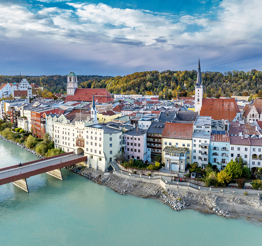 Malerische Altstadt Wasserburg an einem Fluss mit historischen Gebäuden.