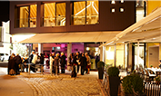 Außenansicht des Event Stadls am Abend.