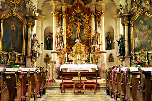 Prunkvoller Kirchenaltar mit vergoldeter Dekoration.