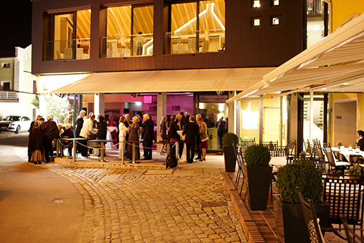 Menschenmenge vor der Eventlocation Event Stad’l