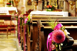 Florale Dekoration von Kirchenbänken.