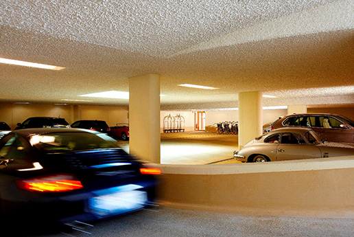 Auto fährt in das Parkhaus.