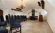 Konferenzraum mit aufgereihten Stühlen im Schlosskeller