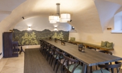 Schlosskeller - Hotel Das Lindner 177 Schöner Tisch mit modernen Stühlen und Gewölbedecke - Tagungen im Schlosskeller des Hotels