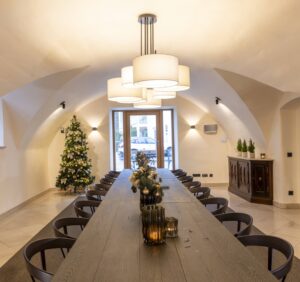 Schöner Tisch mit modernen Stühlen und Gewölbedecke - Tagungen im Schlosskeller