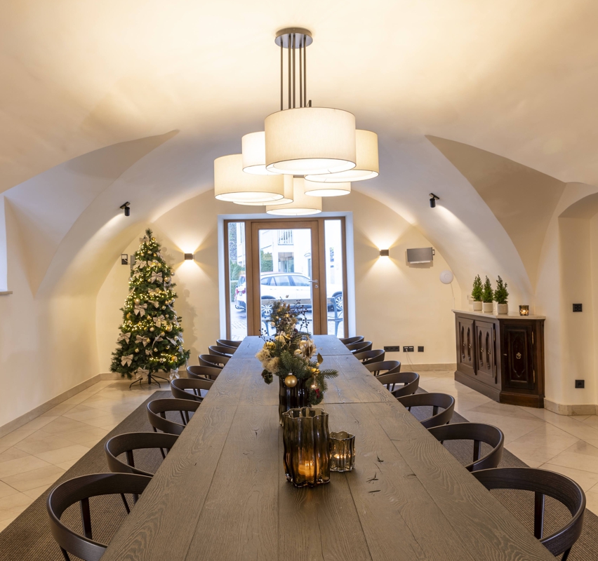 Schlosskeller - Tagung Das Lindner 802 Schöner Tisch mit modernen Stühlen und Gewölbedecke - Tagungen im Schlosskeller