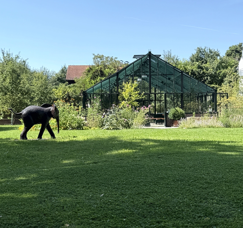 Garten Eden Bad Aibling2 (2) Elefantenfigur vor Event Glashaus im Garten Eden in Bad Aibling