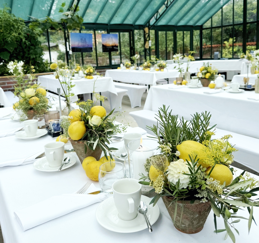 Garten Eden Bad Aibling2 (3) Gedeckte Tische im Event Glashaus im Garten Eden in Bad Aibling