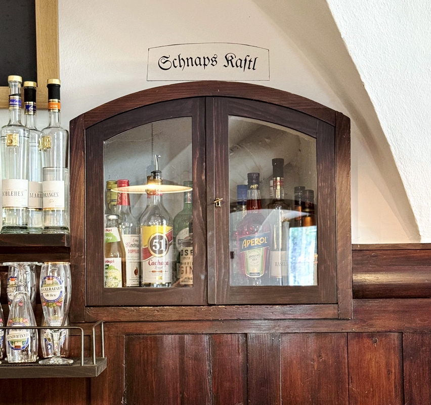 Lindners Stubn und Schwemme Restaurant Bad Aibling (1) Schnaps Kastl im Restaurant Lindners Schwemme in Aibling