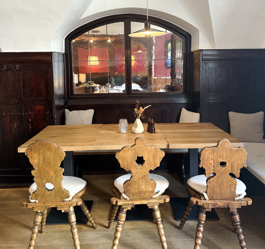 Lindners Stubn und Schwemme Restaurant Bad Aibling (2) Alte Stühle im Restaurant Lindners Schwemme in Bad Aibling