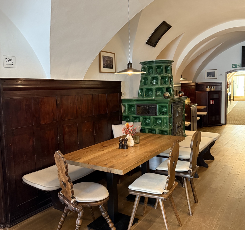 Lindners Stubn und Schwemme Restaurant Bad Aibling (3) Restaurant Lindners Schwemme in Bad Aibling Ansicht mit Kachelofen