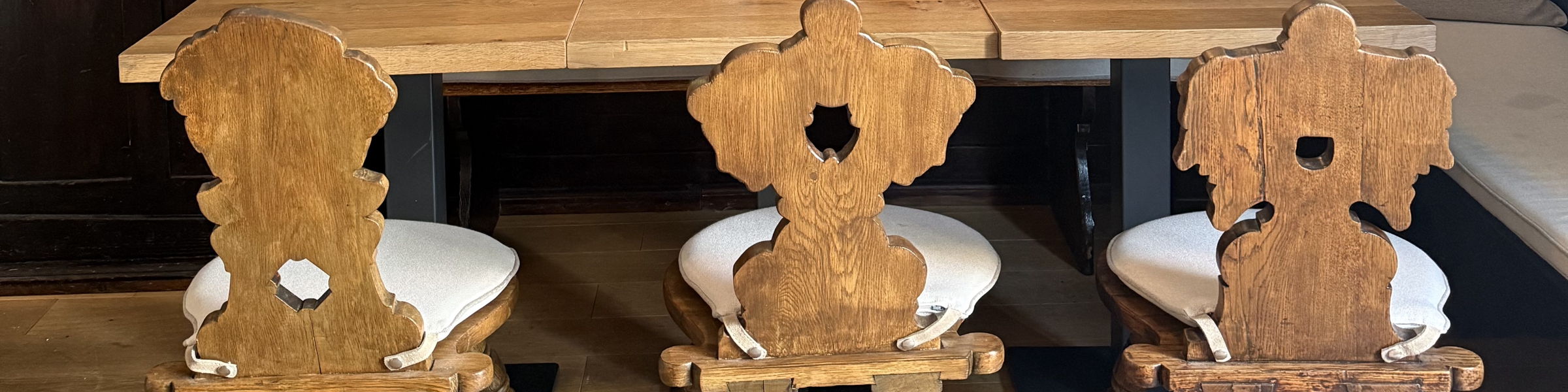 Historische Holzstühle im Restaurant Stubn und Schwemme in Bad Aibling