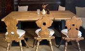 Drei historische Holzstühle im Restaurant Stubn und Schwemme