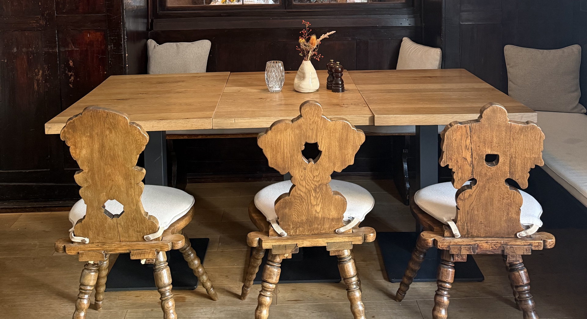 Drei historische Holzstühle im Restaurant Stubn und Schwemme in Bad Aibling