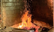 Grillflamme im Grill des Restaurants Waage