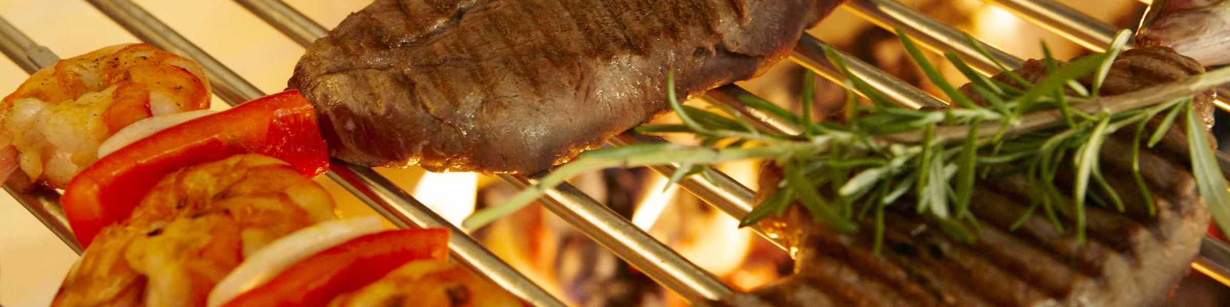 Fleisch und Fisch auf dem Grillrost