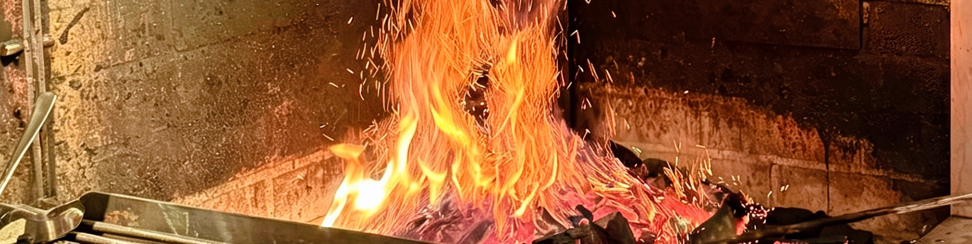 Grill mit Feuer im Restaurant Waage in Bad Aibling