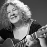 Die Musikerin Christina Ullmann mit Gitarre.