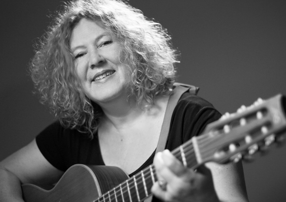 Die Musikerin Christina Ullmann mit Gitarre.