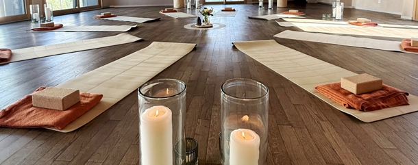 Yoga 610 Yogamatten und Kerzen in besinnlicher Stimmung in Raum mit Holzboden.