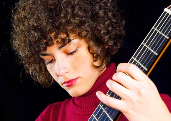 Foto der Gitarrenkünstlerin Cristina Galietto