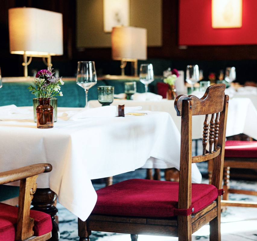 HotelLindner_Stubn01_800 Gedeckter Tisch in Lindners Stubn mit altem Holzstuhl