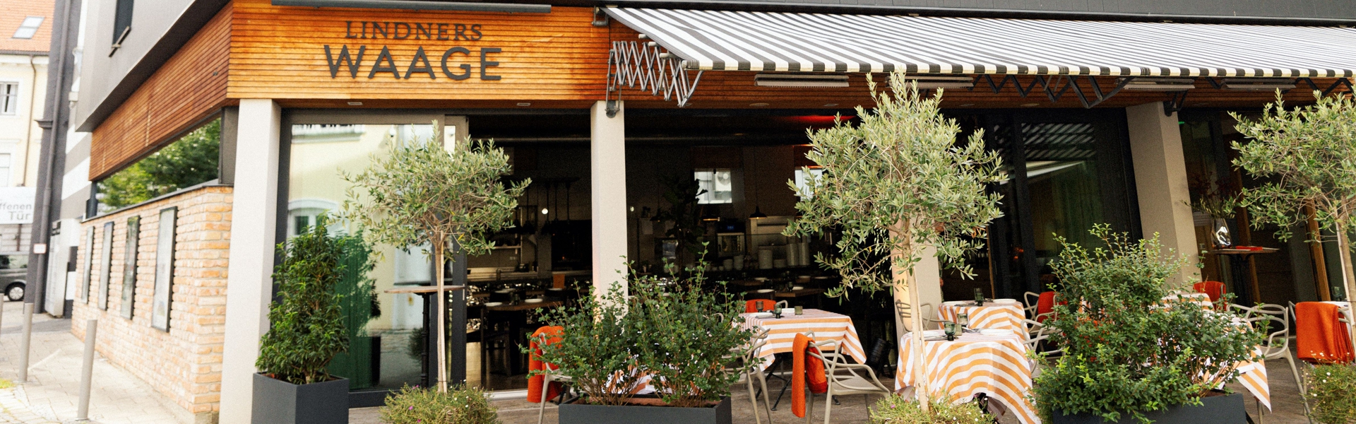 Aussenansicht Restaurant Lindners Waage mit Bestuhlung auf der Terrasse